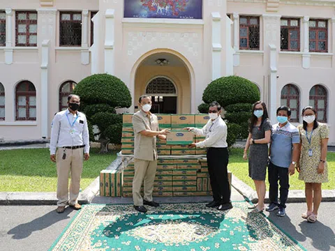 Angkormilk, công ty con của Vinamilk tại Campuchia, trao tặng 48.000 sản phẩm sữa hỗ trợ ngươi dân và trẻ em "vùng đỏ" trong dịch Covid-19