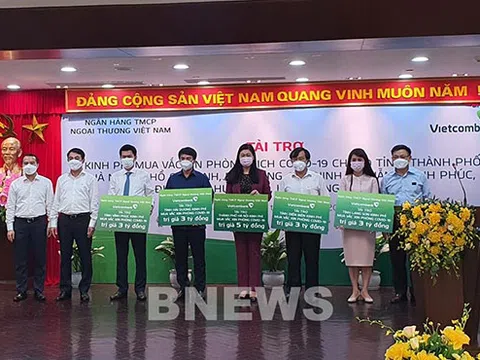 Vietcombank trao 38 tỷ đồng hỗ trợ 10 tỉnh thành mua vaccine phòng COVID-19