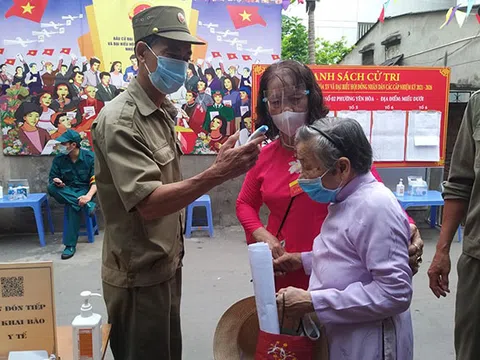 Cử tri hân hoan bỏ phiếu bầu cử chọn đại biểu của nhân dân