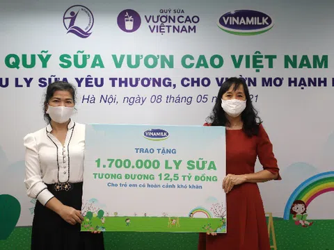 Vinamilk & Quỹ sữa vươn cao Việt Nam 2021 trao tặng 1,7 triệu ly sữa hỗ trợ trẻ em khó khăn giữa dịch Covid 19