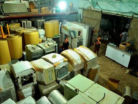 Bắt giam cán bộ Phòng Cảnh sát Kinh tế Công an TP.HCM về tội buôn lậu